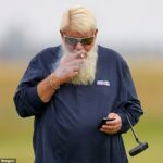 John Daly sa rozhodol preskočiť šampionát PGA, keď sa naďalej zotavuje z operácie