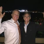 John Elway (vľavo) pripúšťa, že je smrťou dlhoročného agenta a priateľa Jeffa Sperbeck (vpravo)