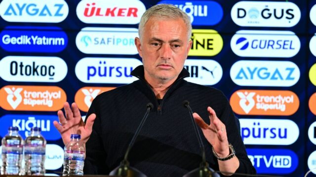 Jose Mourinho mlčí o budúcnosti, pretože titul Fenerbahce dúfa, že mizne

