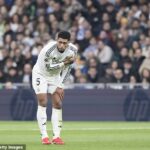 Záložník Real Madrid Jude Bellingham je údajne pripravený na operáciu ramena