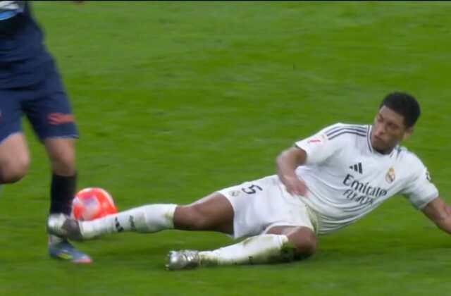 Madrid, Španielsko - 4. mája: Marcos Alonso z Celta de Vigo a Jude Bellingham z Real Madrid v akcii pod Španielskou ligou, Laliga Ea Sports, futbalový zápas hral medzi Real Madrid a RC Celta de Vigo na štadióne Santiago Bernabeu 4. mája 2025 v Madride v Spaan. (Fotka Oscara J. Barrosa/Europe Press prostredníctvom Getty Images)