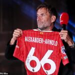 Jurgen Klopp naliehal na Trenta Alexandra-Arnolda, aby si spomenul na jeho príspevok do klubu.
