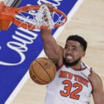 Centrum New York Knicks Karl-Anshony (32) skóre proti Indiana Pacers počas štvrtého štvrťroka 5. konferencie NBA Eastern Basketball, štvrtok 29. mája 2025 v New Yorku.