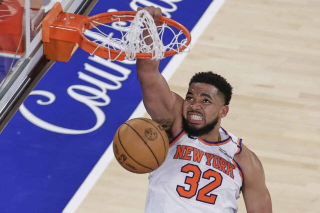 Centrum New York Knicks Karl-Anshony (32) skóre proti Indiana Pacers počas štvrtého štvrťroka 5. konferencie NBA Eastern Basketball, štvrtok 29. mája 2025 v New Yorku.