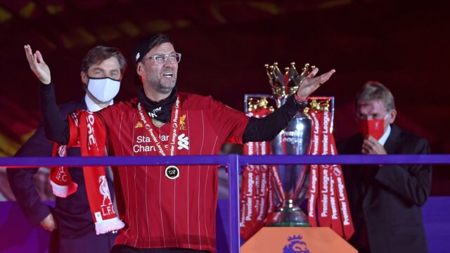 Klopp hovorí, že vypol televíziu, keď fanúšikovia Liverpoolu rozčuľovali Alexandra-Arnolda

