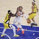 New York Knicks Guard Jalen Brunson (11) prechádza loptou proti útočníkovi Indiana Pacers, Pascal Siakam (43) a Save Andrew Nembhard (2) počas štvrtého štvrťroka 5. konferencie východnej NBA, štvrtok 29. mája 2025, v New Yorku.