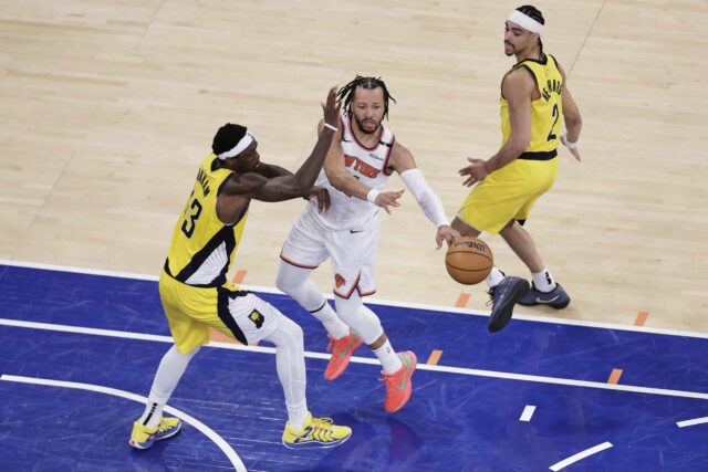 New York Knicks Guard Jalen Brunson (11) prechádza loptou proti útočníkovi Indiana Pacers, Pascal Siakam (43) a Save Andrew Nembhard (2) počas štvrtého štvrťroka 5. konferencie východnej NBA, štvrtok 29. mája 2025, v New Yorku.
