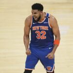 Centrum New York Knicks Center Karl-Anthony Mesto reaguje po bodovaní Indiana Pacers