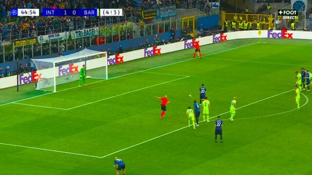 Kontroverzný trest poskytuje Inter 2-0 vedenie proti Barcelone

