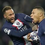 Kylian Mbappe (vpravo) a Neymar (vľavo) rýchlo zablahoželali PSG za ich úspech