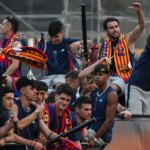 LOOK: Hráči z Barcelony sa pripoja k fanúšikom Vinícius Jr. Dig počas sprievodu La Liga