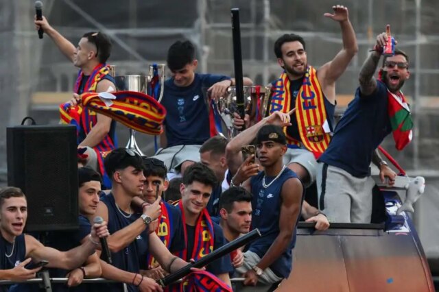 LOOK: Hráči z Barcelony sa pripoja k fanúšikom Vinícius Jr. Dig počas sprievodu La Liga

