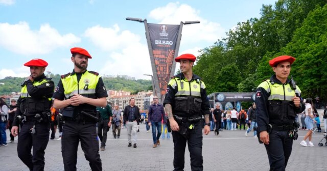 La police de Bilbao lance `` la plus grande opération de tous les temps '' alors que les fans de Man Utd et Spurs se bagarrent dans les rues

