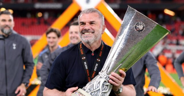 La vidéo émerge du patron de Tottenham Ange Postecoglou dans les années 1980 et les fans peuvent à peine croire que c'est lui
