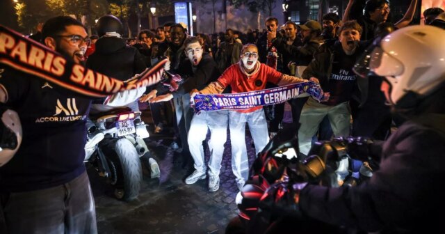La voiture tondait les fans de football et les flics utilisent des gaz lacrymogènes après la perte de Ligue des champions d'Arsenal
