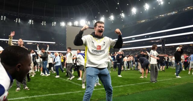 Le Mayhem en tant que fans de Spurs Pitch Storm alors que la victoire de la Ligue Europa se termine 17 ans de chagrin et de sécheresse de trophée
