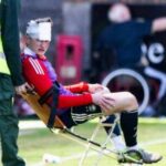 Le football as a besoin de points de suture après avoir été frappé par le siège jeté par son propre fan de «idiot»