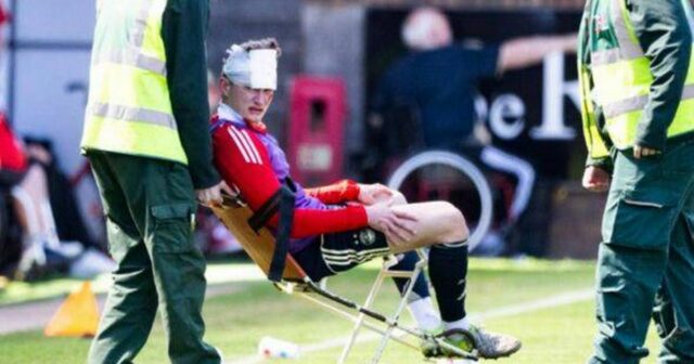 Le football as a besoin de points de suture après avoir été frappé par le siège jeté par son propre fan de «idiot»
