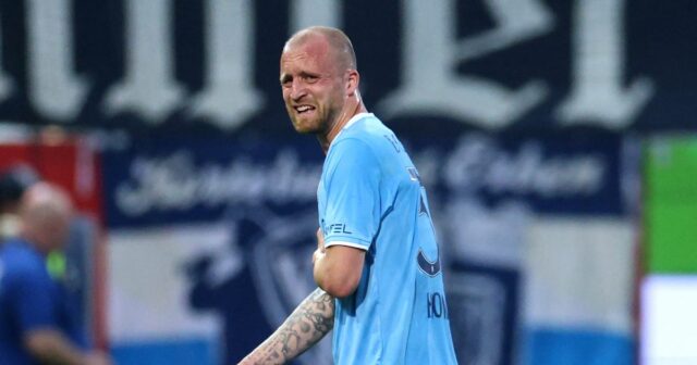 Le footballeur s'est précipité à l'hôpital avec une blessure «potentiellement mortelle» après une collision d'horreur
