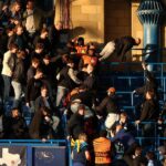 Le match européen de Chelsea descend dans le chaos alors que les fans de Djurgarden affrontent la police des émeutes