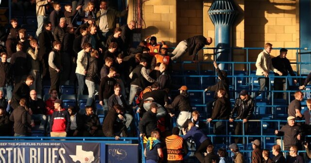 Le match européen de Chelsea descend dans le chaos alors que les fans de Djurgarden affrontent la police des émeutes

