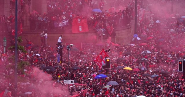 Le moment gênant de Star sur le bus ouvert pendant les célébrations du titre de Liverpool
