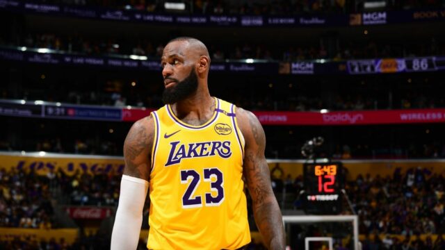 LeBron James sa nerozhodol o budúcnosti po odchode z Lakersovho prvého kola


