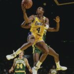 Byron Scott bol obvinený školáčkou za sexuálne útoky, s ktorým bol v roku 1987 sexuálnym stretnutím. V roku 1986 bol zobrazený v roku 1986