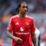 Leny Yoro odhaľuje, ako súkromné ​​rozhovory s legendou Man Utd pomohli jeho kariére začať