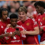 Leny Yoro oslavuje cieľ pre Manchester United proti Lyonovi v Európskej lige