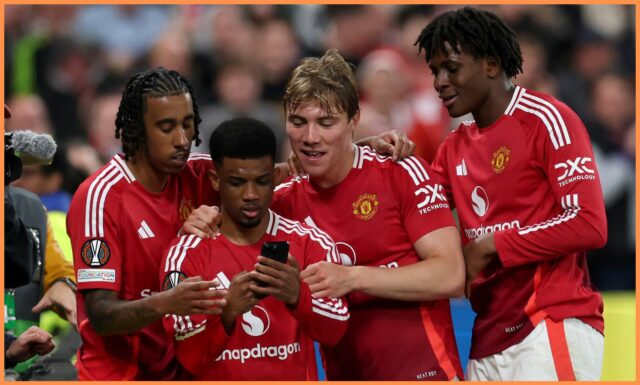 Leny Yoro oslavuje cieľ pre Manchester United proti Lyonovi v Európskej lige