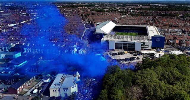 Les fans d'Everton agitent au revoir émotionnel à Goodison Park avec des poussées bleues et à 8h30 des visites de pub
