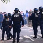 Les fans de «gaz lacrymogène» de la police anti-émeute dans des scènes chaotiques devant le PSG vs Arsenal Showdown