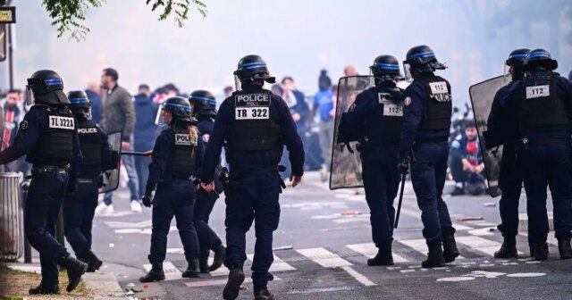 Les fans de «gaz lacrymogène» de la police anti-émeute dans des scènes chaotiques devant le PSG vs Arsenal Showdown
