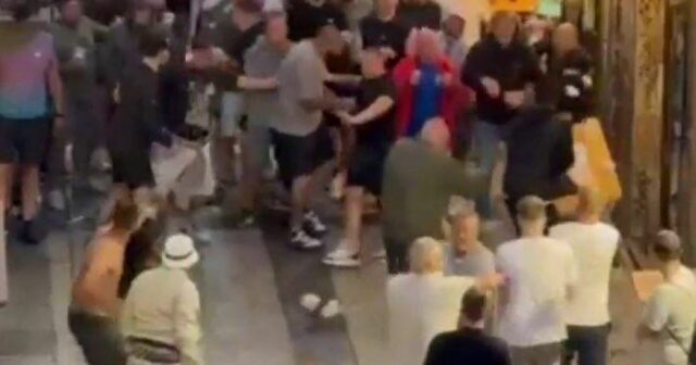 Les fans de l'homme UTD et de Tottenham dans de violents bagarres de rue avant la finale de la Ligue Europa
