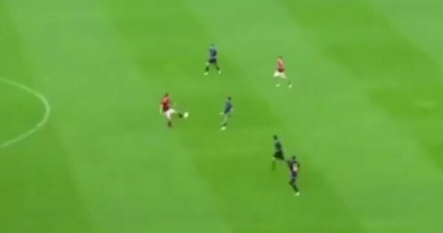 Les fans de l'homme Utd le perdent avec Rasmus Hojlund et Fume 'il a trouvé son niveau' '
