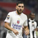 Liverpool Exit Race for Lyon Star uprostred Tottenham vľavo - správa