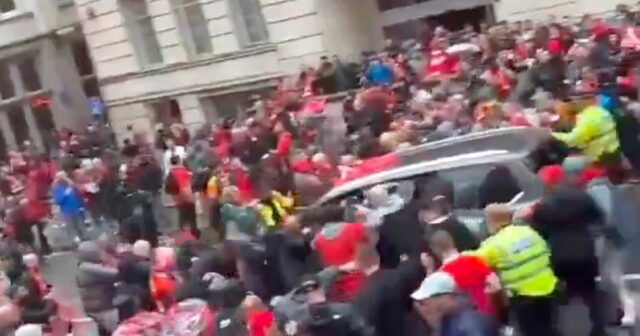 Liverpool Parade: Eyewitness zodpovedá za desivú udalosť, keď Cars Cut Fans Fans

