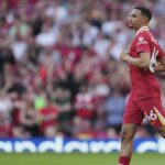 Liverpool Robertson obhajuje Alexandra-Arnolda po tom, čo Anfield Boos v 2-2 remíze doma proti Arsenalu