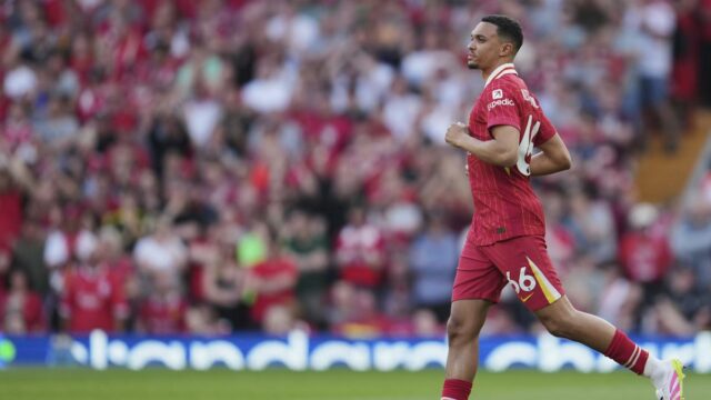 Liverpool Robertson obhajuje Alexandra-Arnolda po tom, čo Anfield Boos v 2-2 remíze doma proti Arsenalu

