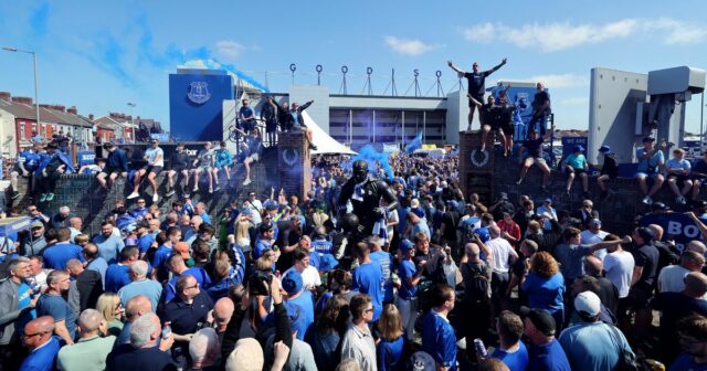 Liverpool Show True Colors with Goodison Park Tribute avant le dernier match d'Everton
