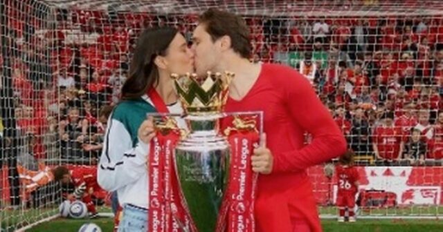 Liverpool WAG surnommé `` la plus jolie fille de tous les temps '' à Anfield en chemise de foot rétro
