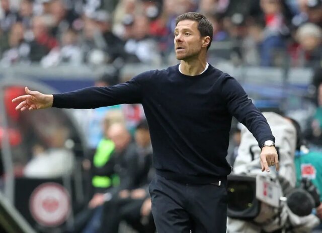 Liverpool pozorovanie jednej z hviezd Bayer Leverkusen Xabi Alonso, ktorý nahradí Alexandra-Arnolda spojený s Realom Madridom

