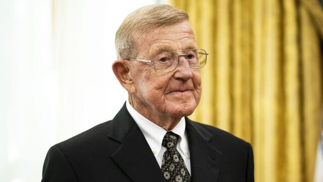 Lou Holtz dáva katolíkom dôležitú správu o podpore pápeža Leo Xiv

