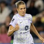 Louisville's Kayla Fischer, ktorý slúži zákazu 3 hier na vytiahnutie vlasov