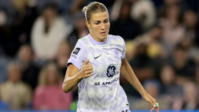 Louisville's Kayla Fischer, ktorý slúži zákazu 3 hier na vytiahnutie vlasov

