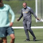 Lucas Bergvall si všimol v Tottenham Training Ground, zatiaľ čo Ange Posecoglou zdieľa vtip s Bissoumou