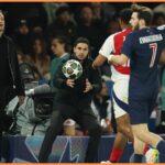 Mikel Arteta upokojuje svojich hráčov Arsenal po prehre s PSG