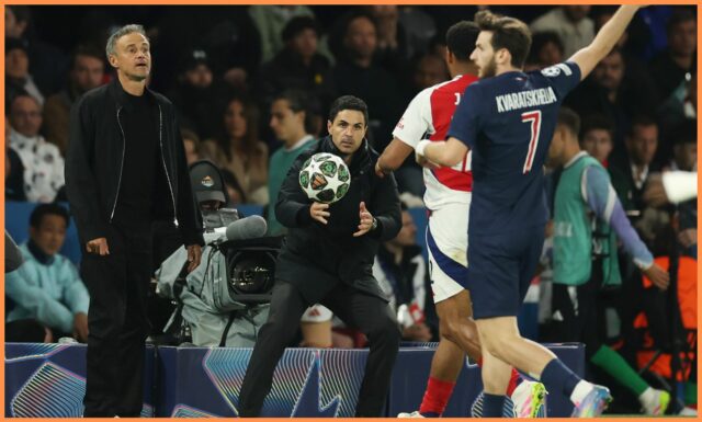 Mikel Arteta upokojuje svojich hráčov Arsenal po prehre s PSG