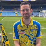 Luke Humphries révèle une chemise de fléchettes spéciale inspirée de Leeds United pour Prem Night